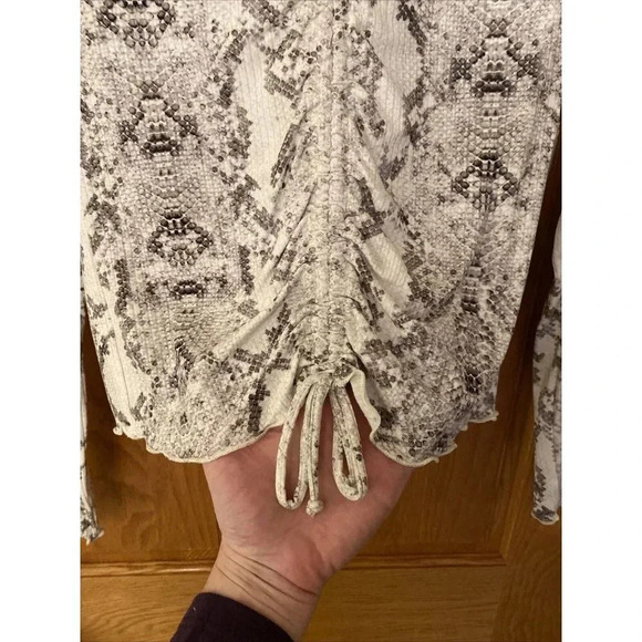 Altar'd State Women's Medium Top Snakeskin Ruched Front Long Sleeve New - Picture 4 of 8